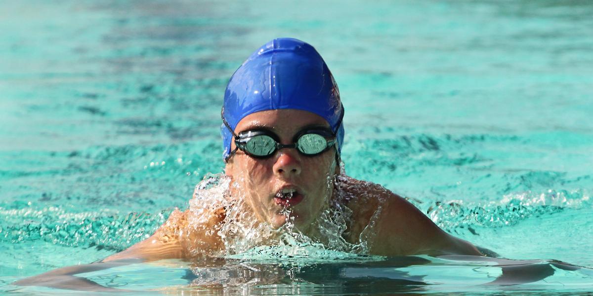 El gorro de natación es clave para reducir la resistencia en el