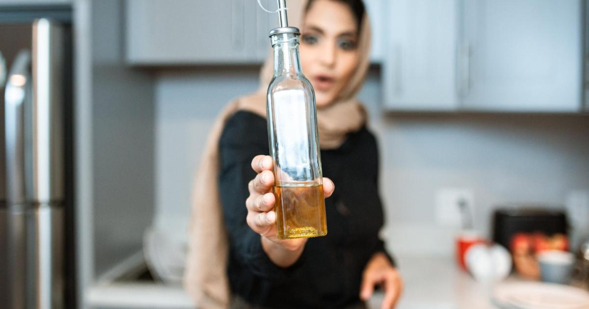 Cómo limpiar botellas por dentro: el truco más fácil y rápido