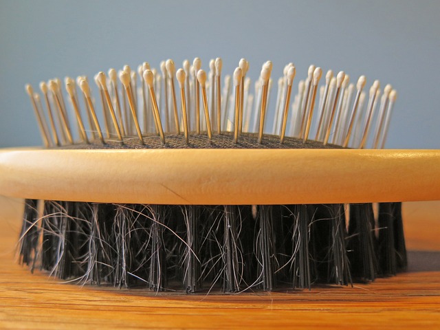 Cómo quitar la mugre de los cepillos de pelo, en dos minutos y sin