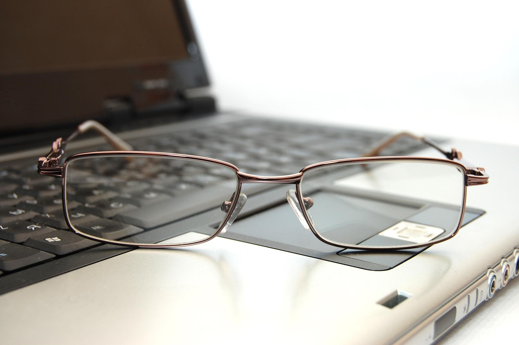 6 Beneficios de usar gafas de filtro luz azul - Salud Ocular