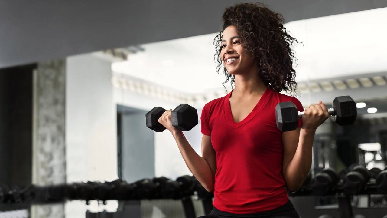 Cómo entrenar con pesas? Tips de Harvard para ganar más músculo
